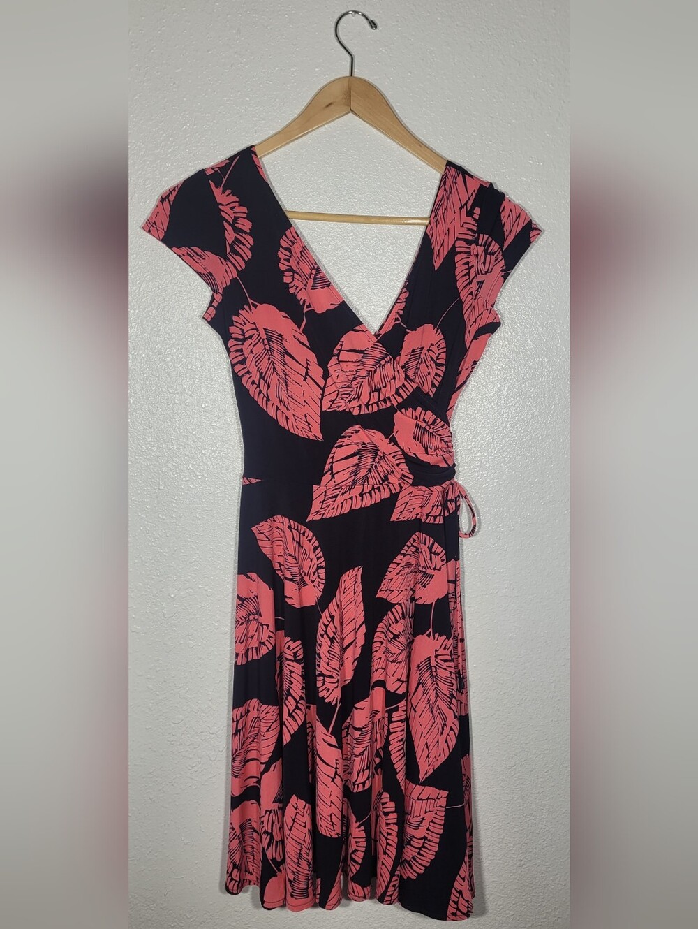 Maggy London Faux Wrap Dress Size 6 Coral Leaf Pattern Womens Pink Black Stretch